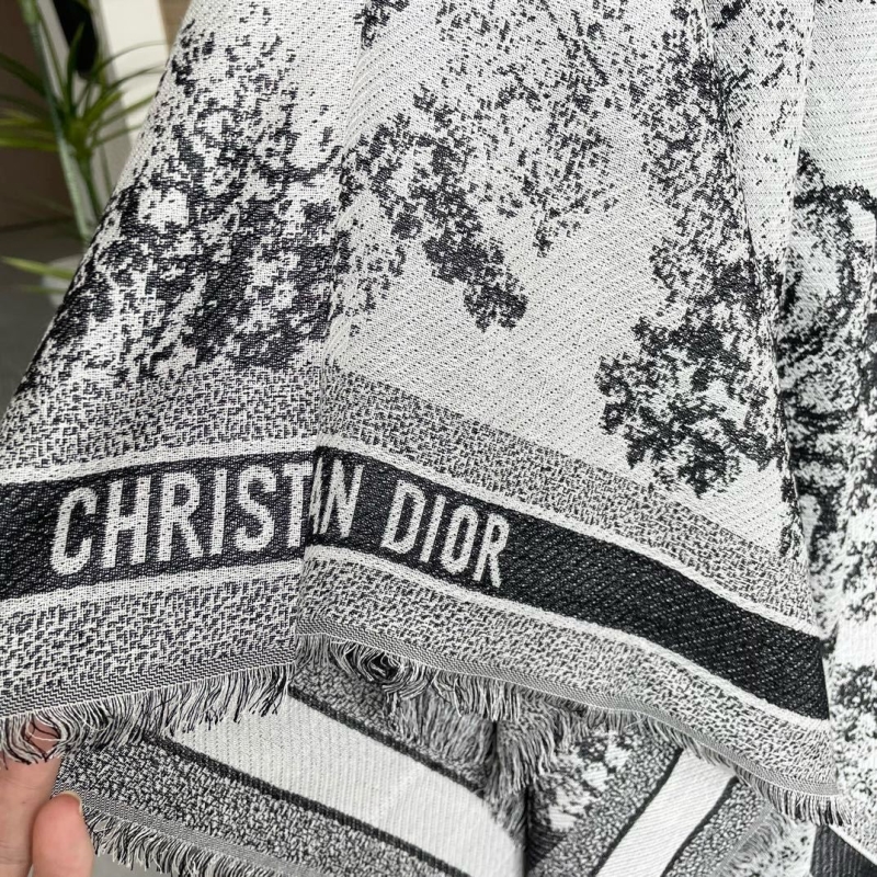 CHRISTIAN DIOR